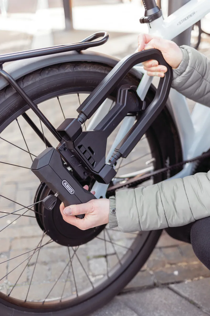 Abus Granit Super Extreme 2500 U Lock with Bracket in Black-3