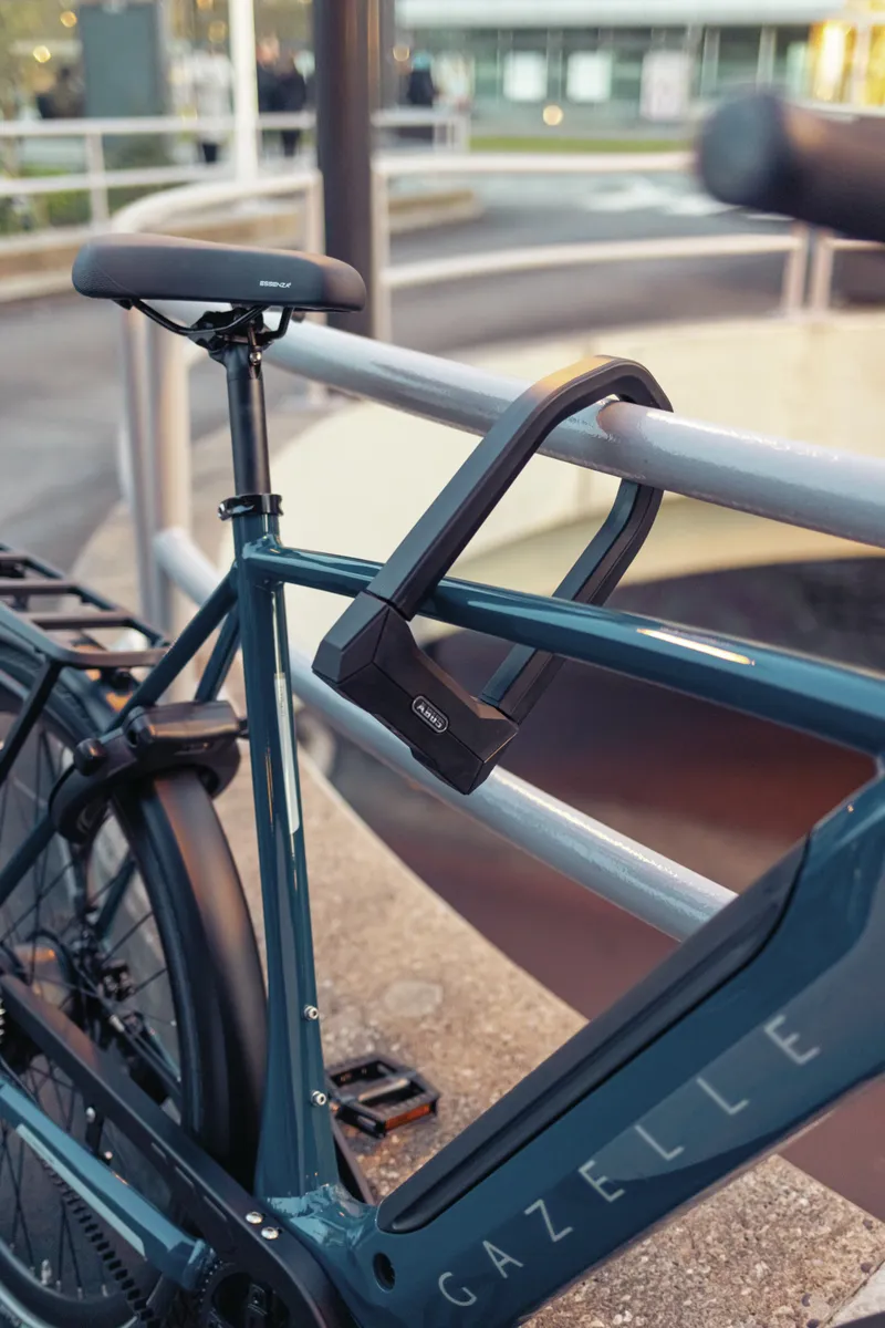 Abus Granit Super Extreme 2500 U Lock with Bracket in Black-2