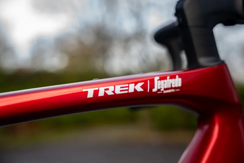 Trek Domane SLR 7 AXS Gen 4 Road Bike 2024 in Metallic Red Smoke/Blue Smoke Fade-10