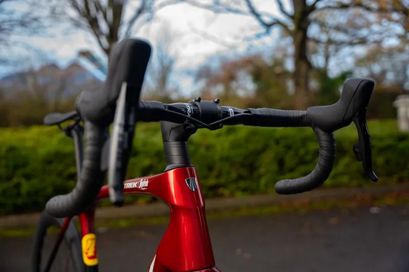 Trek Domane SLR 7 AXS Gen 4 Road Bike 2024 in Metallic Red Smoke/Blue Smoke Fade-12