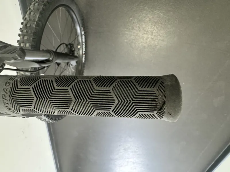 EX DISPLAY Trek Roscoe 6 Hardtail Mountain Bike Large 2023 in Purple Flip-2