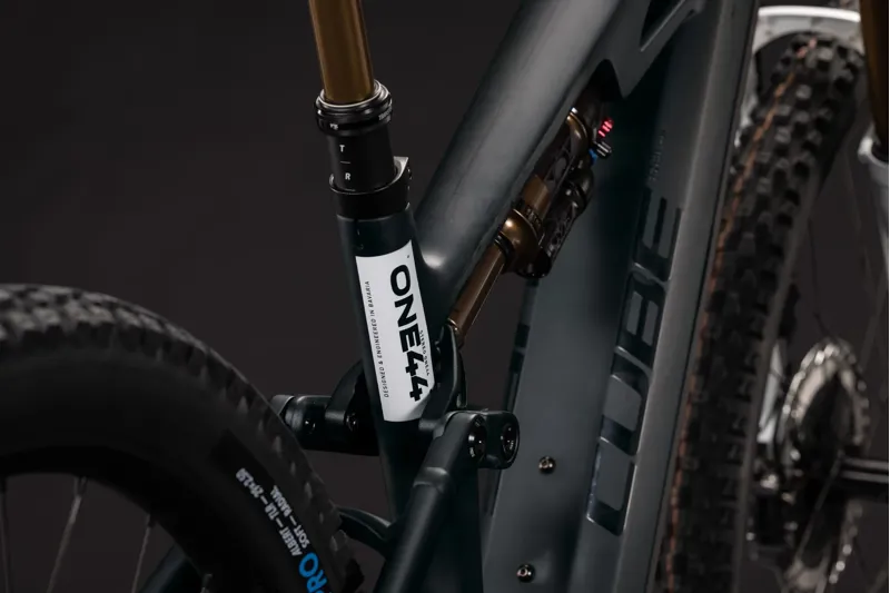 Cube Stereo Hybrid One44 HPC At 800 Electric Full Sus MTB 2027 in Carbon/White-5