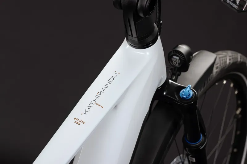 Cube Kathmandu Hybrid Deluxe Pro 800 Electric Aluminium bike 2027 in Metallicwhite/Chrome-1