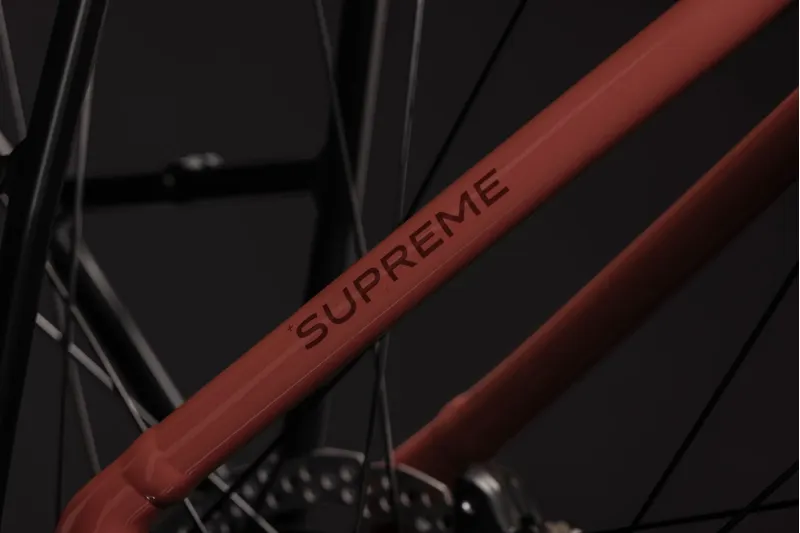 Cube Supreme Hybrid Comfort Pro 600 Electric Aluminium bike 2027 in Burgundy/Claret-7