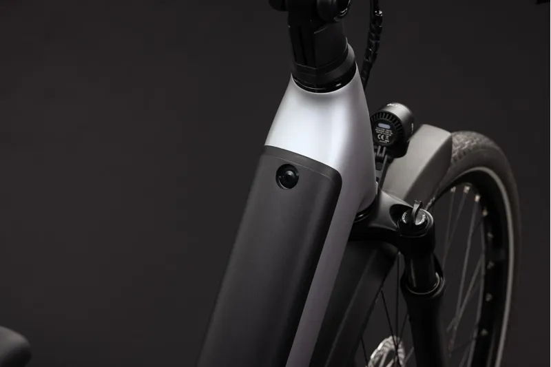 Cube Supreme Hybrid Deluxe Pro 600 Electric Aluminium bike 2027 in Silverstar/Reflex-10