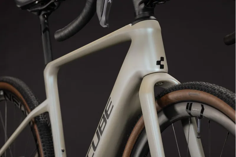 Cube Nuroad Hybrid C:62 SLX 400X Carbon Electric bike 2027 in Glintsand/Black-6