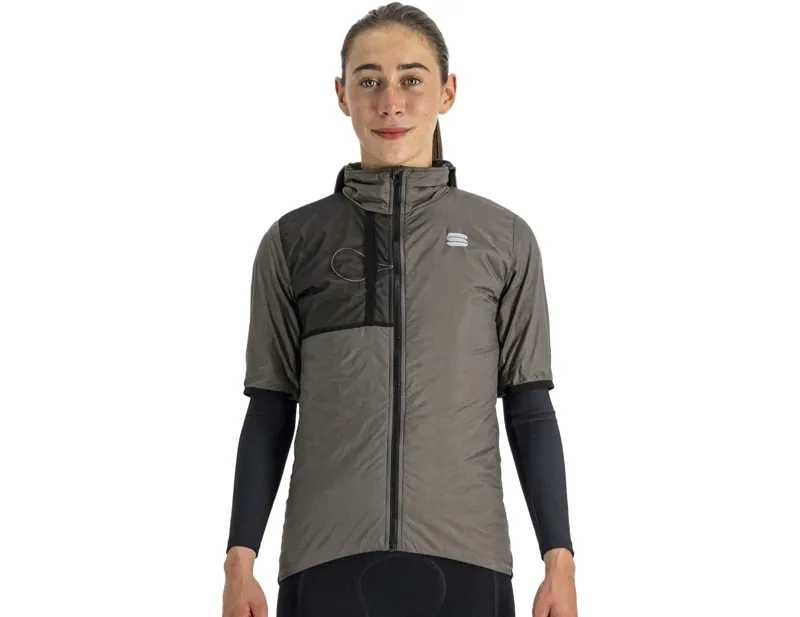 Balfes Bikes Sportful Supergiara Women's Puffy Short Sleeve Jacket in Beetle | Free postage over £30, £10 off first order, price match & 0% finance.