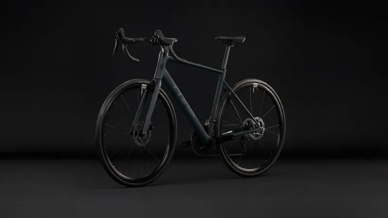 Cube Attain SLX Aluminium road bike 2027 in Black/Chrome-2