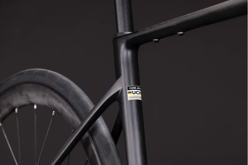Cube Attain C:62 Race Carbon road bike 2027 in Carbon/Coalchrome-7