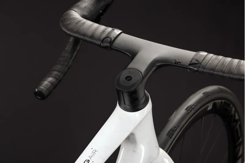 Cube Litening Air C:68X Pro Carbon Road bike 2027 in Chalkyfibre/Gold-10