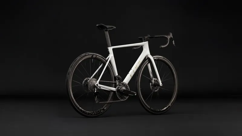 Cube Litening Air C:68X Pro Carbon Road bike 2027 in Chalkyfibre/Gold-3