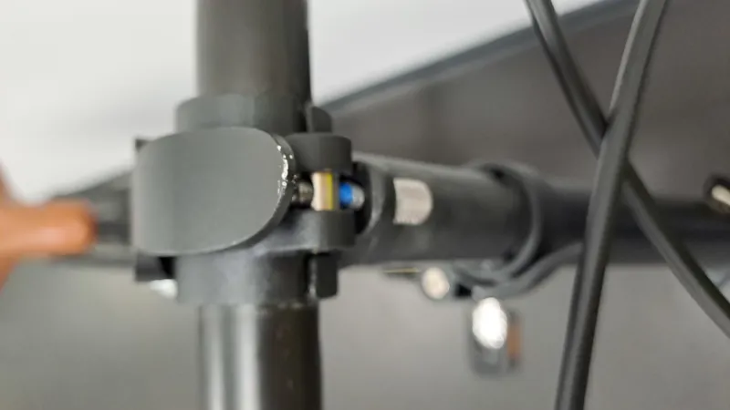 EX DISPLAY Raleigh Stowaway 20 inch Folding Bike 2022 in Blue-4