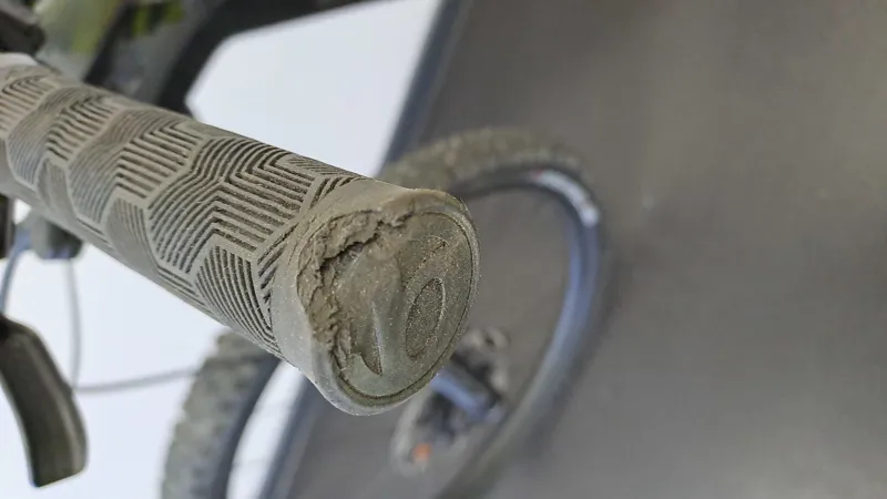 EX DISPLAY Trek Rail 9.8 XT Gen 3 Electric Full Suspension MTB Medium 2023 in Black/Yellow-2