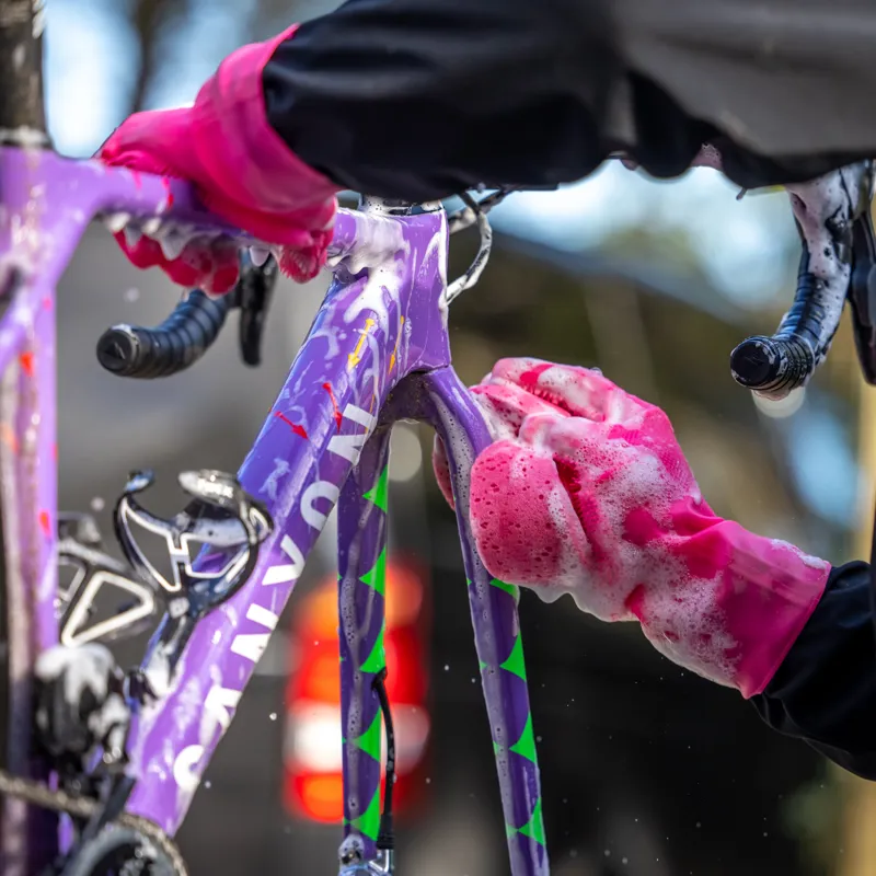 Muc-Off XL Deep Scrubber Gloves in pink-1