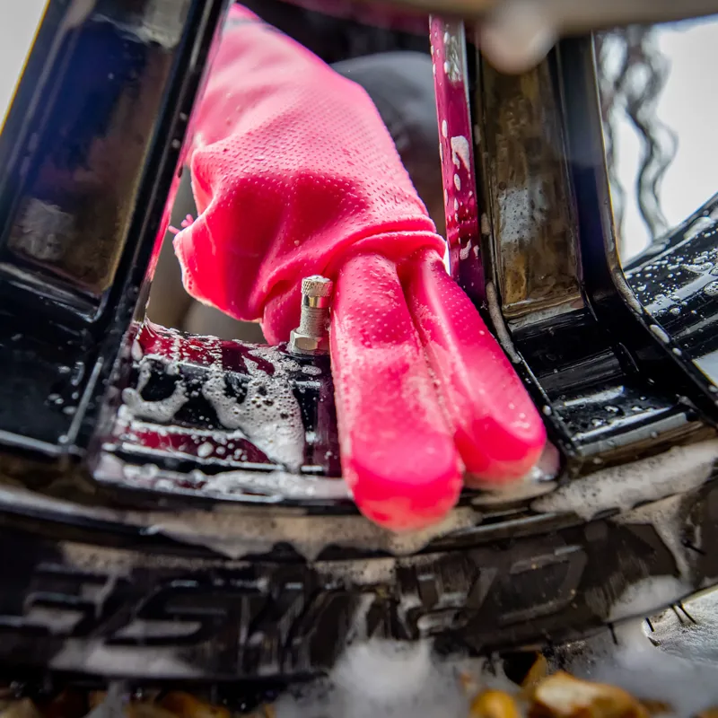 Muc-Off XL Deep Scrubber Gloves in pink-2