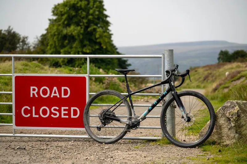 Marin Gestalt XR Apex 700c Road Bike 2026 in Gloss Black/Gray/Blue-8