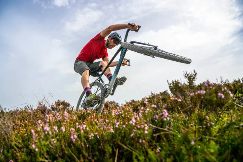 Marin Gestalt XR Apex 700c Road Bike 2026 in Gloss Black/Gray/Blue-7