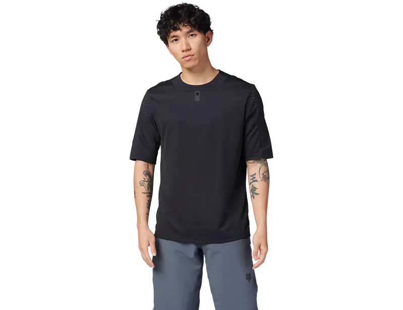 Fox Defend Short Sleeve Jersey in Black-2