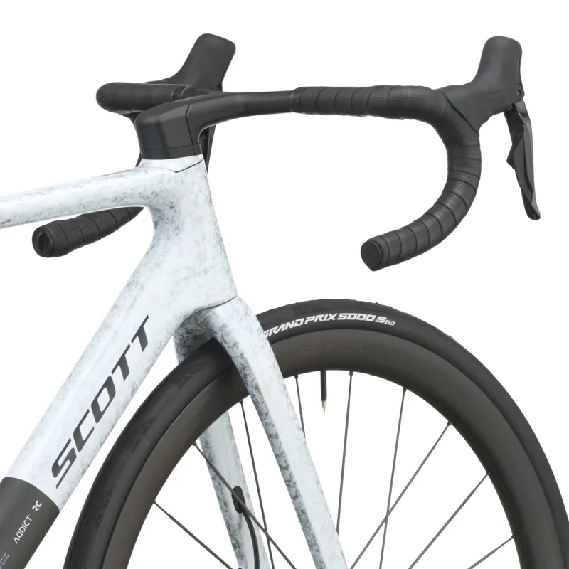 Scott Addict RC Pro Carbon Road Bike 2027 in Rush White and Carbon Black-6