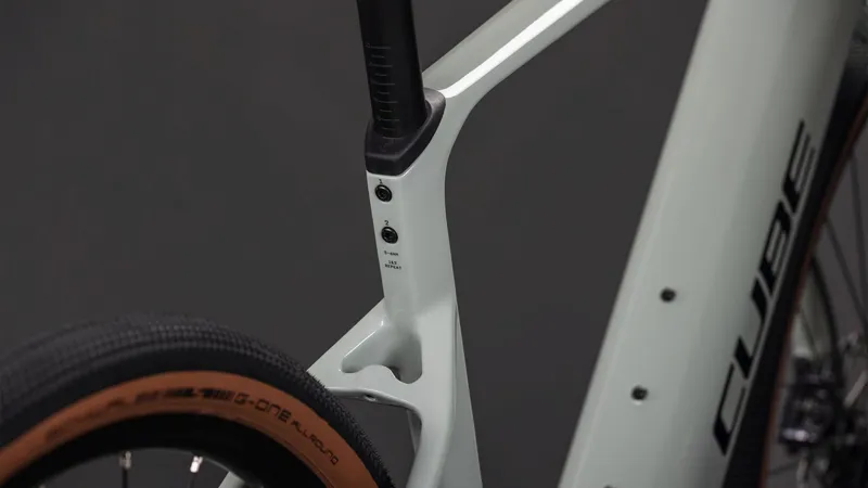 Cube Nuroad Hybrid C:62 Race 400X Electric Gravel Bike 2026 in Reedbeige/Black-2