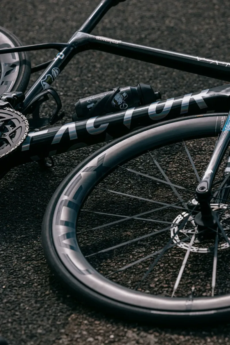 Cadex 50 Ultra Hookless Disc Brake 700c Shimano Wheelset in Black-7