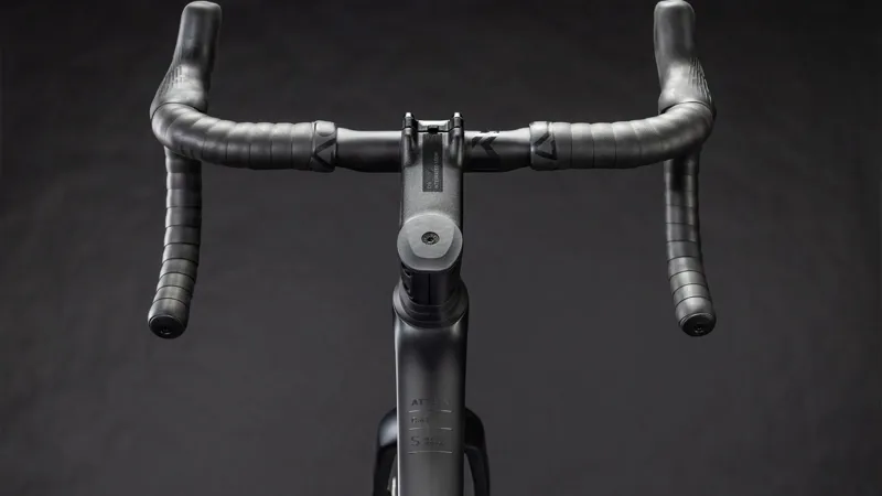 Cube Attain C:62 SLT Road Bike 2026 in Carbon/Coalchrome-2