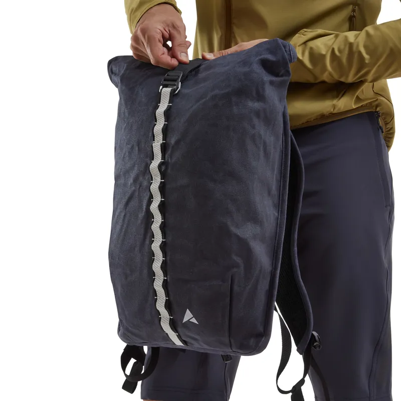 Altura Heritage 12L Cycling Backpack in Navy-2