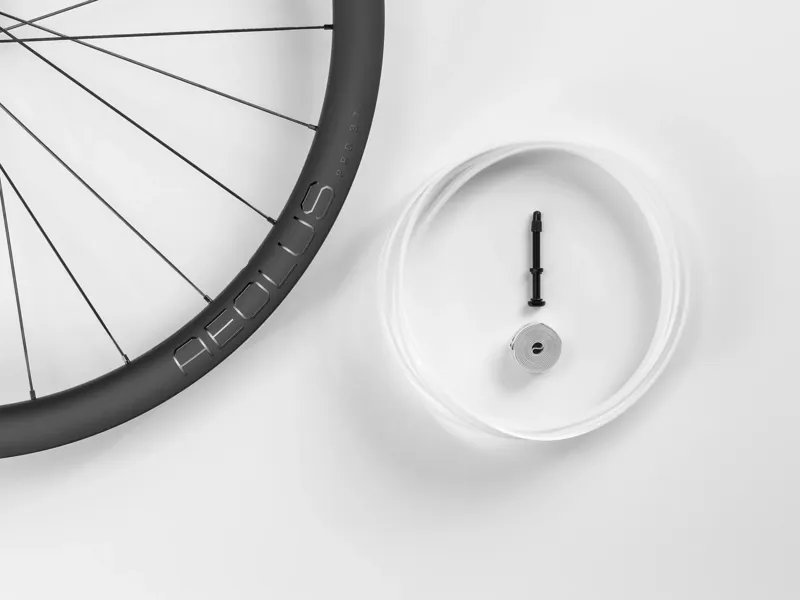 Bontrager Aeolus Pro 37 TLR Disc 700c Front Road Wheel in Black-4