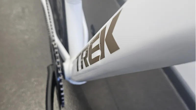 EX DISPLAY Trek FX 2 Midstep Gen 4 Hybrid Bike Small 2027 in Crystal White-3