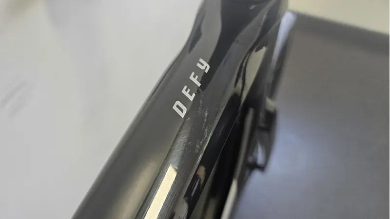 EX DISPLAY Giant ML Defy Advanced 2 Road Bike 2025 in Carbon Smoke-3