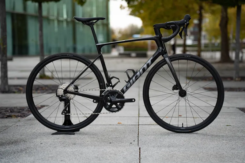 Giant Defy Advanced 2 Road Bike 2025 in Carbon Smoke-1