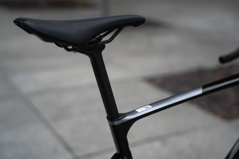 Giant Defy Advanced 2 Road Bike 2025 in Carbon Smoke-2