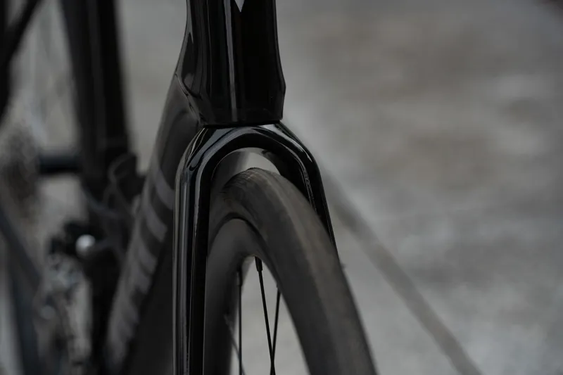 Giant Defy Advanced 2 Road Bike 2025 in Carbon Smoke-11