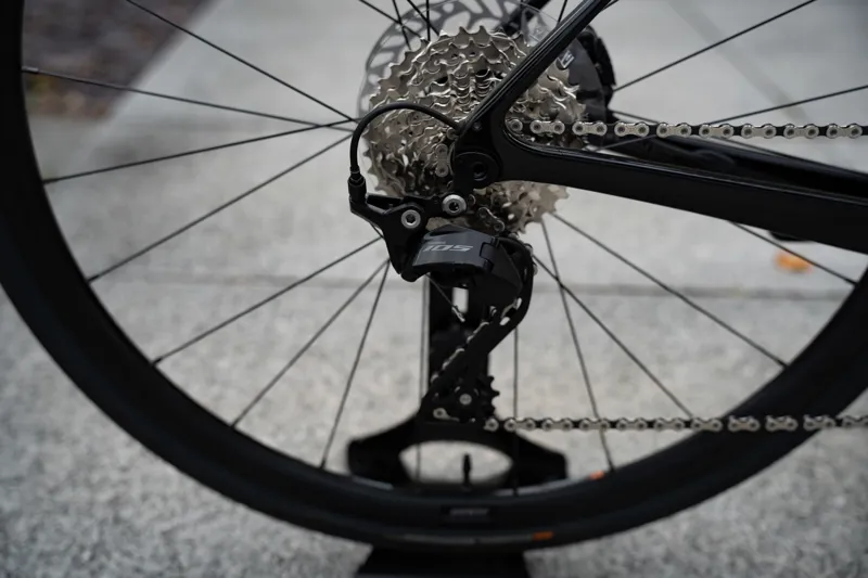 Giant Defy Advanced 2 Road Bike 2025 in Carbon Smoke-10