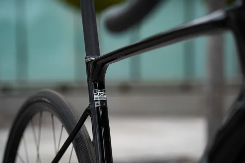 Giant Defy Advanced 2 Road Bike 2025 in Carbon Smoke-7