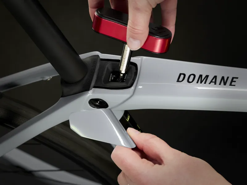 Trek Domane SL 5 Gen 4 Road Bike 2024 in Plasma Grey-6