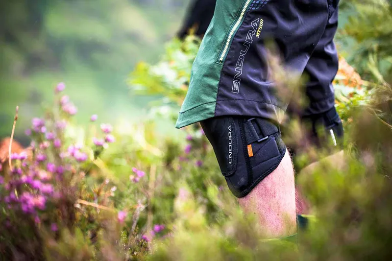 Endura MT500 Hard Shell Knee Pads in Black-3