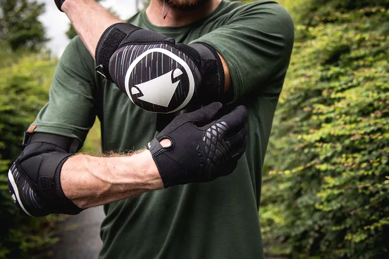 Endura SingleTrack Elbow Protector II in Black-1