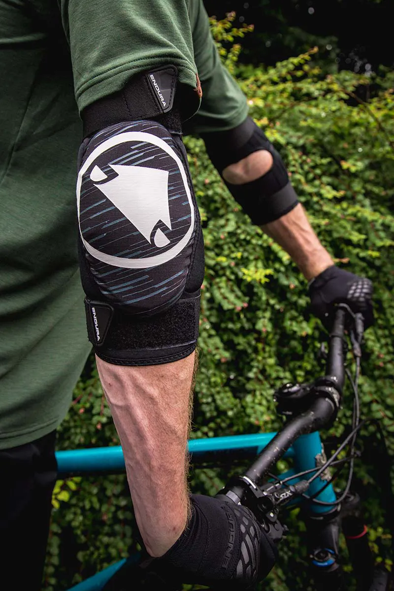 Endura SingleTrack Elbow Protector II in Black-2