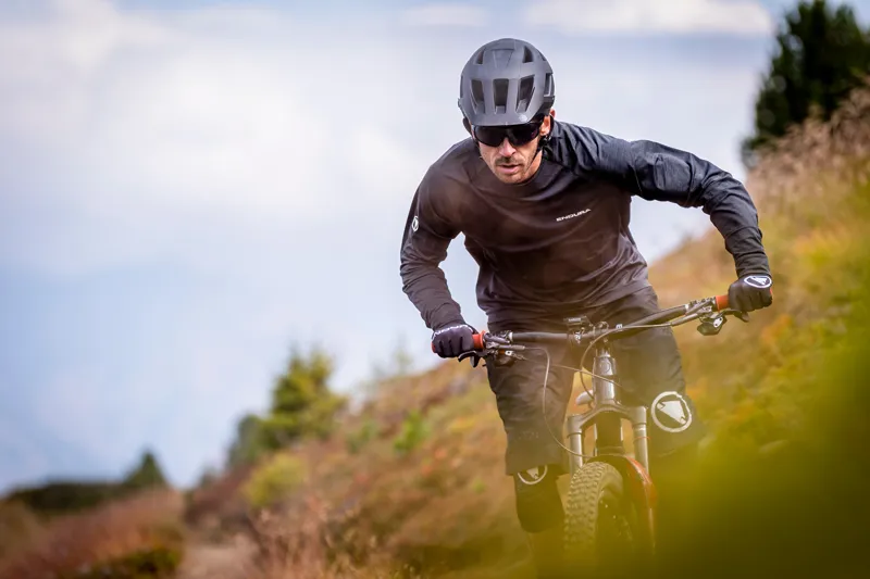 Endura Hummvee Plus MIPS Helmet in Black-2