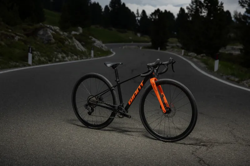 Giant Seek 2 Kids Road Bike 2026 in Abyss Black-4