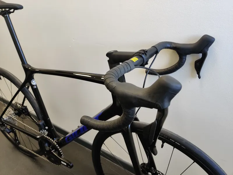 ONE OFF Giant TCR Advanced 1 Disc Road Bike MediumLarge 2024 in Black-2