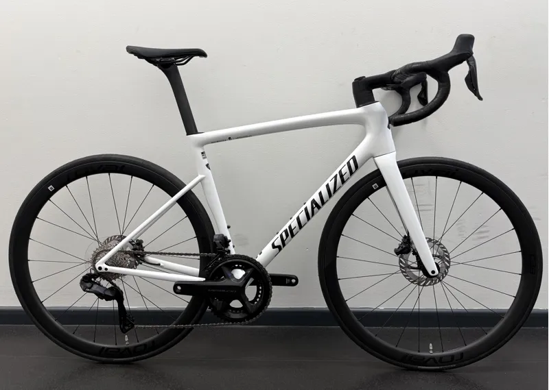 EX DISPLAY Specialized Tarmac SL8 Expert Ultegra Di2 Carbon Road Bike 56cm 2025 in Gloss White/Black Metallic