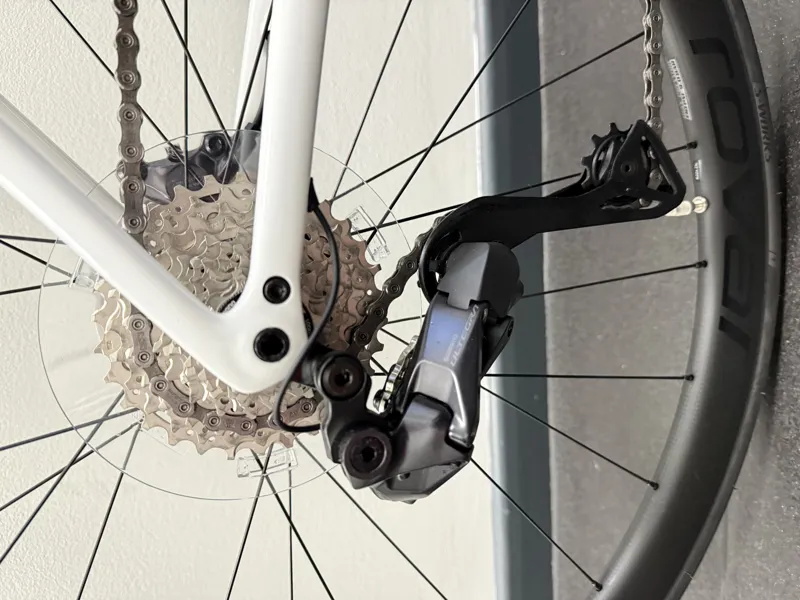 EX DISPLAY Specialized Tarmac SL8 Expert Ultegra Di2 Carbon Road Bike 56cm 2025 in Gloss White/Black Metallic-3