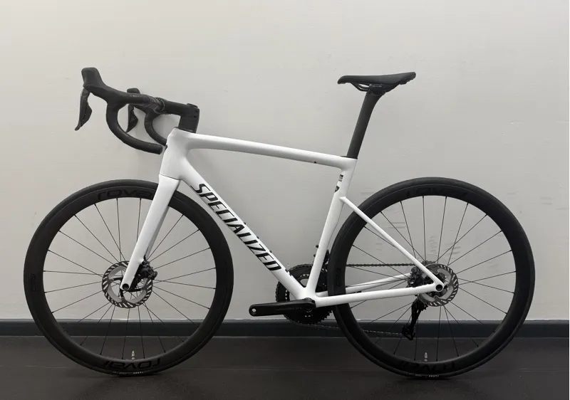 EX DISPLAY Specialized Tarmac SL8 Expert Ultegra Di2 Carbon Road Bike 56cm 2025 in Gloss White/Black Metallic-4