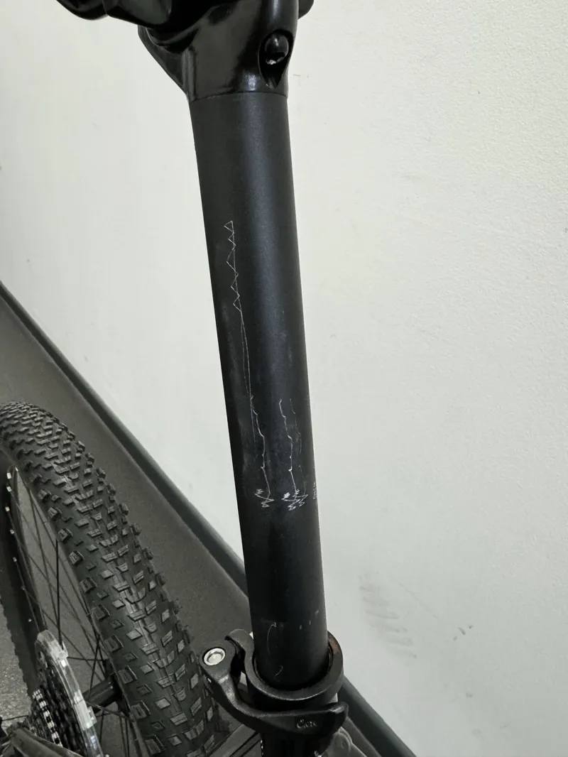 EX DISPLAY Giant Talon 2 29in Hardtail Mountain Bike X-Large 2024 in Gloss Metallic Black/Hematite-3