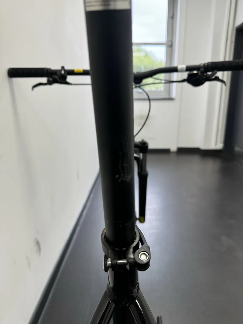 EX DISPLAY Giant Talon 2 29in Hardtail Mountain Bike X-Large 2024 in Gloss Metallic Black/Hematite-2