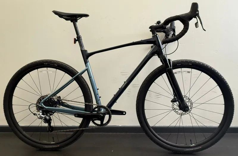 EX DEMO Giant Revolt X 1 Large Gravel Bike 2025 in Cold Night