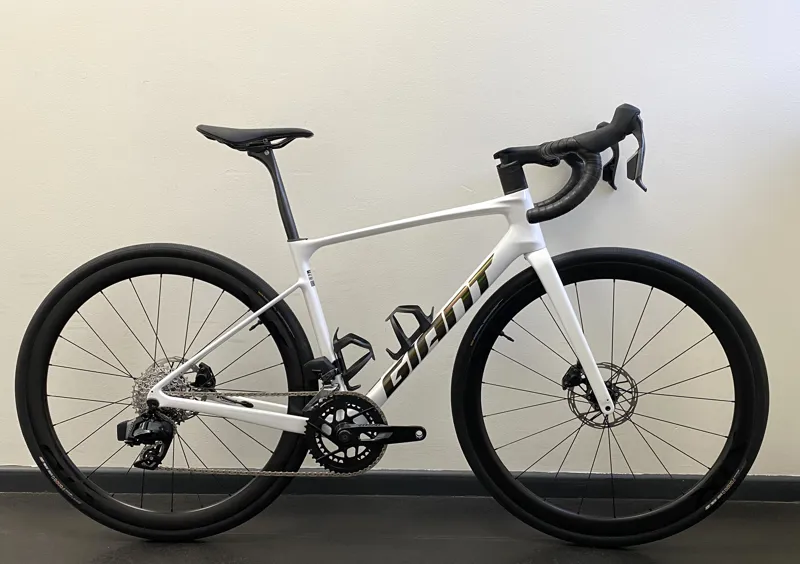 EX DISPLAY Giant Defy Advanced Pro 1 Road Bike Small 2026 in White
