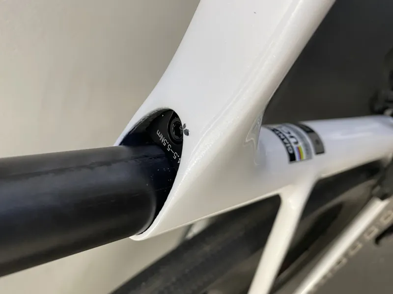 EX DISPLAY Giant Defy Advanced Pro 1 Road Bike Small 2026 in White-2